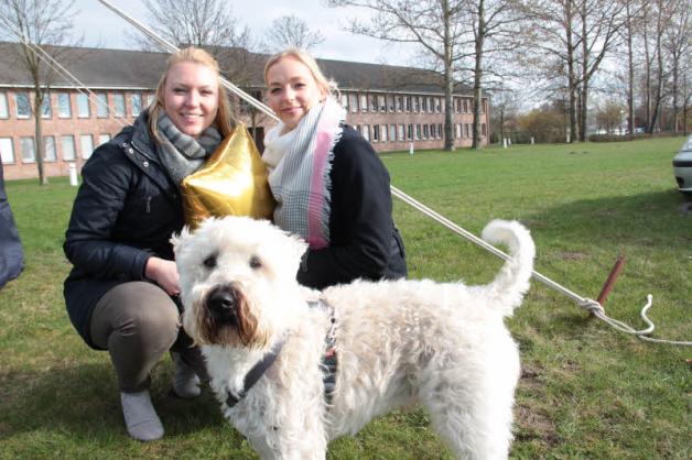 Ihren Freund und Bruder Nils Gripp wollen Maureen Preuß (l.) und Mareike Gripp mit Hund Henry begrüßen. 