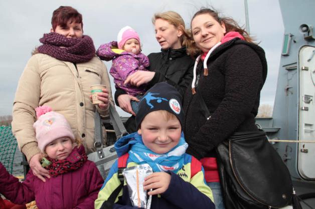 Das Empfangskomitee für Sohn, Bruder und Onkel Christoph Buchmann besteht aus Mutter Marina Buchmann mit Enkelin Hanna, Stephanie Buchmann mit Elena und Karolin Buchmann mit Hansa-Fan Luca. Das Empfangskomitee für Sohn, Bruder und Onkel Christoph Buchmann besteht aus Mutter Marina Buchmann mit Enkelin Hanna, Stephanie Buchmann mit Elena und Karolin Buchmann mit Hansa-Fan Luca.