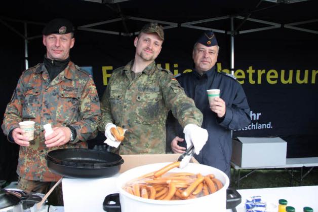 Für frischen Kaffee, Tee und heiße Würstchen sorgen Sven Gieseler, Paul Sommerer und Holger Voss vom Familienberatungszentrum der Marine. 