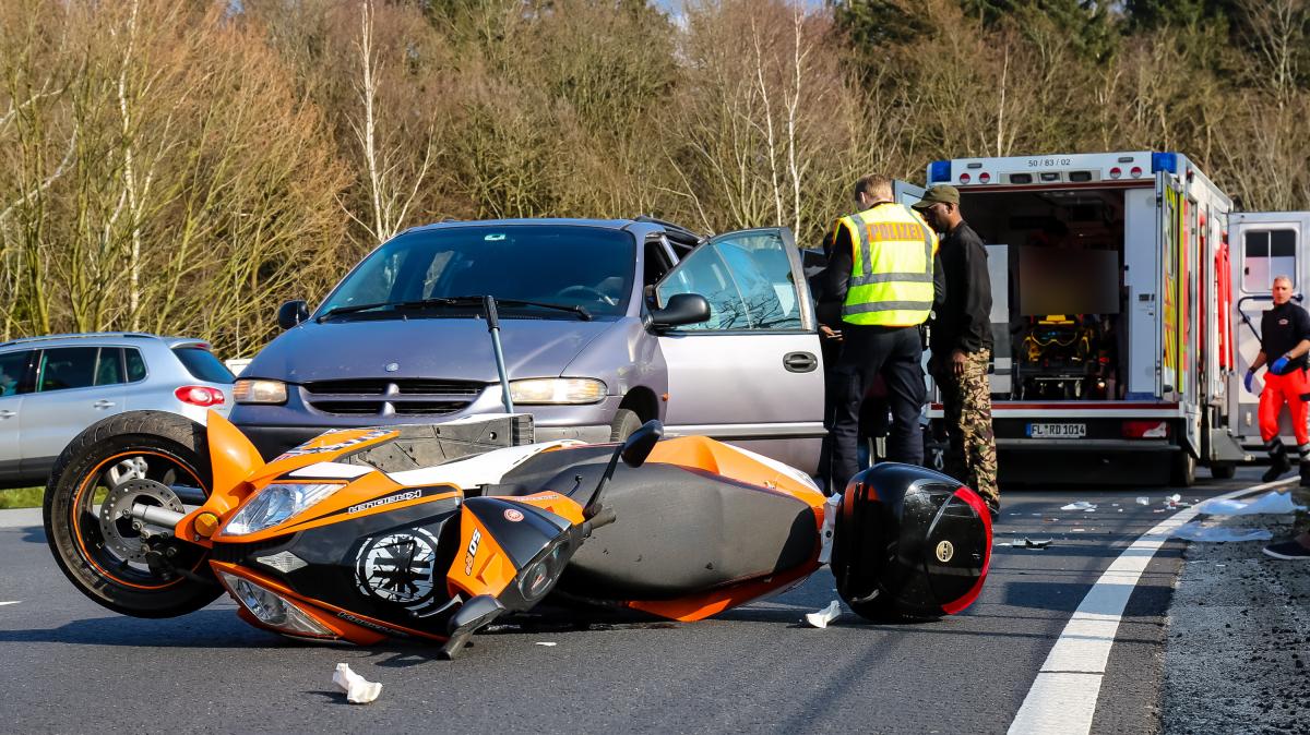 Roller Und Auto Stoßen Zusammen - 72-Jähriger Schwer Verletzt | SHZ