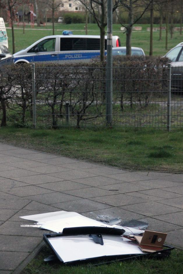 Weil das Fernsehprogramm zu schlecht war: Mann wirft in drei Akten TV-Gerät aus 8. Stock von Lütten Kleiner Hochhaus - Polizeieinsatz Weil das Fernsehprogramm zu schlecht war: Mann wirft in drei Akten TV-Gerät aus 8. Stock von Lütten Kleiner Hochhaus - Polizeieinsatz