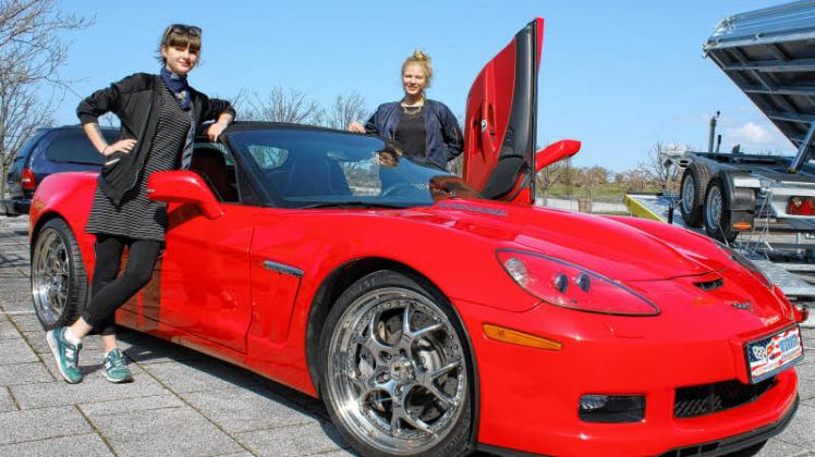 Sportboliden: Mit dieser knallroten 300 PS starken Corvette würden Vlada und Hanna gerne mal eine Spritztour machen. Insbesondere von den Flügeltüren waren die Rostockerinnen begeistert.