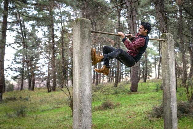 Malik übt an einer Klimmzugstange im Wald klettern; ein Schelm, wer da nicht an den Grenzzaun denkt. Malik übt an einer Klimmzugstange im Wald klettern; ein Schelm, wer da nicht an den Grenzzaun denkt.