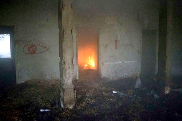 In den Ruinen brechen regelmäßig Feuer aus. Die Geflüchteten behaupten, die Polizei würde die Feuer legen. Die Polizei behauptet die Geflüchteten würden Feuerwehrmänner schlagen. In den Ruinen brechen regelmäßig Feuer aus. Die Geflüchteten behaupten, die Polizei würde die Feuer legen. Die Polizei behauptet die Geflüchteten würden Feuerwehrmänner schlagen.