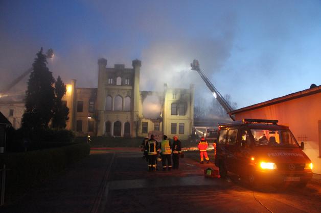 Großbrand bei Krakow am See: Gutshaus in Charlottenthal lichterloh in Flammen