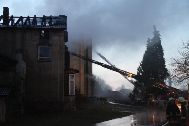 Großbrand bei Krakow am See: Gutshaus in Charlottenthal lichterloh in Flammen