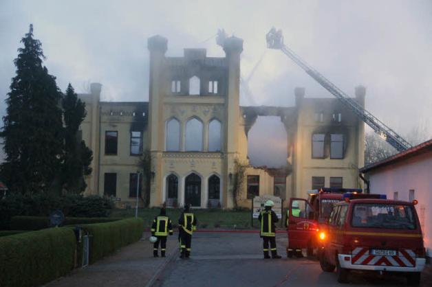 Mit mehreren Drehleitern waren zwölf Feuerwehren in Charlottenthal im Einsatz.  