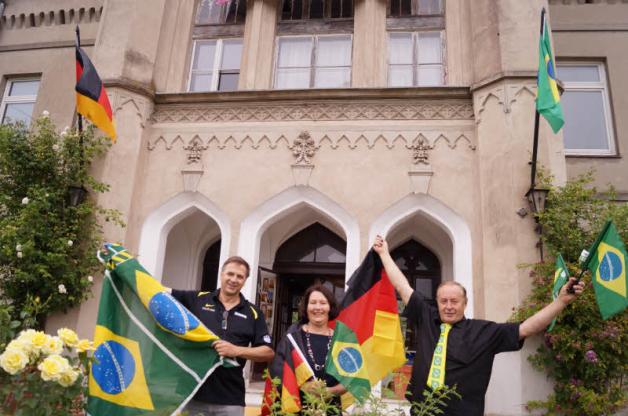 Brasilien und Deutschland vereint:  Eneida Wolgien und Ehemann Günther Wolgien (r.) haben ihr ganzes Herzblut in das Schloss Charlottenthal gesteckt. 