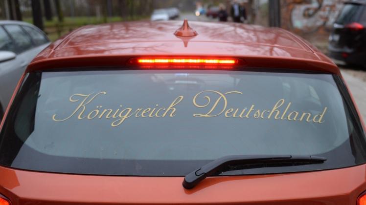 Im Königreich Deutschland meint der Besitzer dieses Pkw zu leben, wie die Aufschrift auf der Heckscheibe zeigt.  
