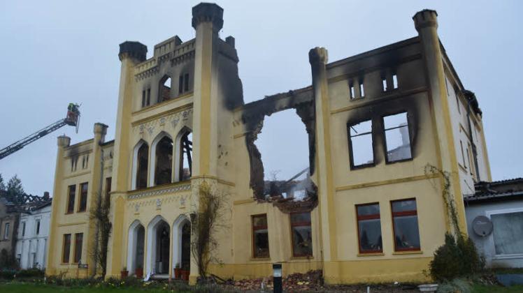 Das Schloss Charlottenthal wurde in der Nacht zu Montag ein Raub der Flammen.  
