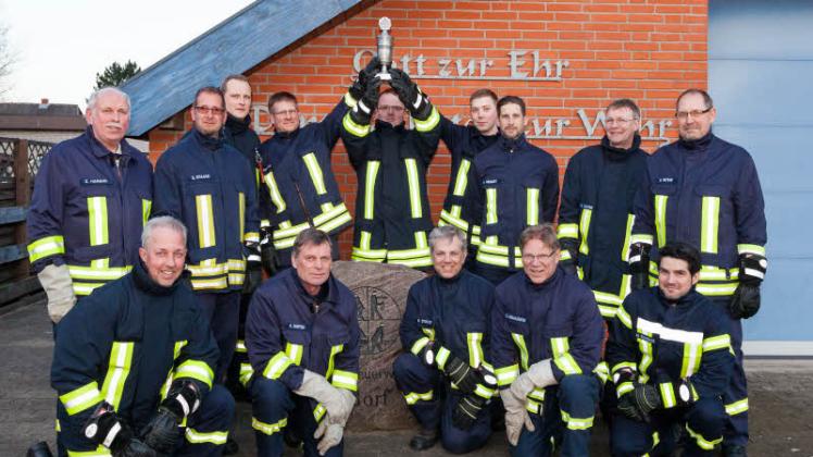 Die Feuerwehrmänner freuten sich mit Wehrführer Christian Manke (Mitte) über den Präsidentenpokal. Den Wanderpokal haben die Tasdorfer für die beste Leistung „Roter Hahn II“ 2015 im Kreis Plön erhalten.  