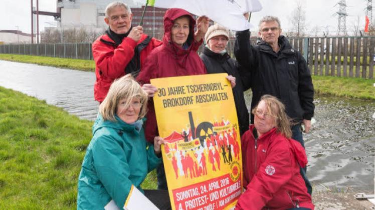 Laden zur Protest- und Kulturmeile am Kernkraftwerk ein: (v.l.) Gisela Wieneke, Rainer Guschel, Renate Krischan, Anke Dreckmann, Marianne Kolter und Karsten Hinrichsen. 