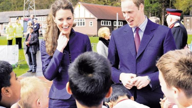 Kate Middleton - hier an der Seite ihres Verlobten Prinz William - erfreut sich bei jungen Briten großer Beliebtheit. Foto: dpa