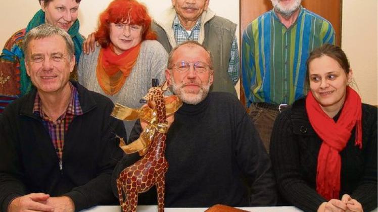 "Goldene Giraffe": Die Vorstandsmitglieder des Vereins "Partnerschaft Aukrug-Sien" mit der Siegertrophäe des "Eine-Welt-Preises" der Nordelbischen Kirche. Foto: kühl