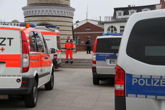 Tragischer Vorfall in Warnemünde: Frau stürzt von Leuchtturm in den Tod - Passanten schockiert