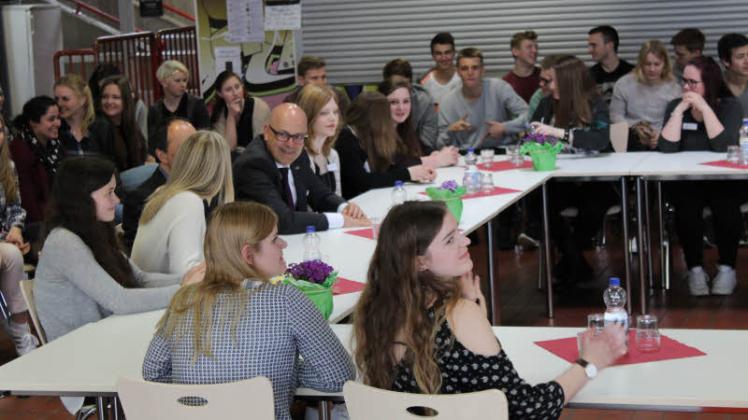 Umringt von Schülern stellte und beantwortete Ministerpräsident Torsten Albig Fragen zum Thema Flüchtlinge.  