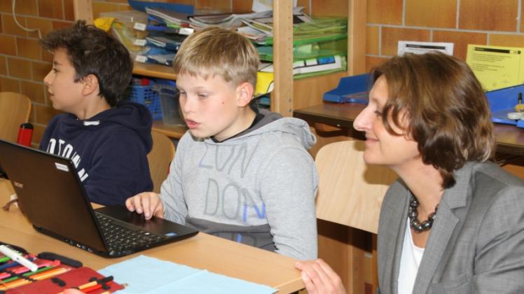 Bildungsministerin Britta Ernst (SPD) hospitierte in mehreren Klassen um zu sehen, wie Smartboards und Tablets in verschiedenen Unterrichtsfächern eingesetzt werden.  