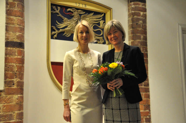 Der besten Unternehmerin des Jahres, Heike Volke (r.), gratuliert die Vorsitzende des Wirtschaftsausschusses Anke Knitter (SPD).