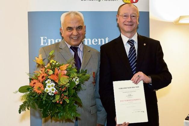 Staatssekretär Dr. Arne Wulff (rechts) überreichte Tufan Kiroglu die Urkunde. 