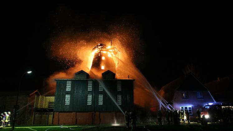 45 Minuten nach der Alarmierung der Feuerwehr stürzte die Mühle in sich zusammen.
