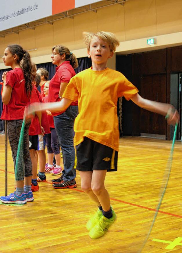 Zweitklässler Jonas Hadlich von der Grundschule Sanitz macht sich mit Seilspringen für die nächste Disziplin warm.