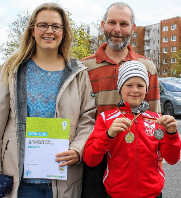 Über Silber und Gold, das sich Oskar mit der zweiten Klasse der Heinrich-Heine-Schule erkämpft hat, freuen sich auch Mama Loreen und Opa Thomas Wodetzki. Über Silber und Gold, das sich Oskar mit der zweiten Klasse der Heinrich-Heine-Schule erkämpft hat, freuen sich auch Mama Loreen und Opa Thomas Wodetzki.