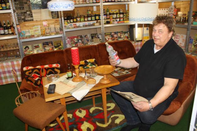 Raimond Andryszak probiert die gute, alte Couch-Garnitur aus; mit DDR-Schnaps und -Zeitung in der Hand. Raimond Andryszak probiert die gute, alte Couch-Garnitur aus; mit DDR-Schnaps und -Zeitung in der Hand.