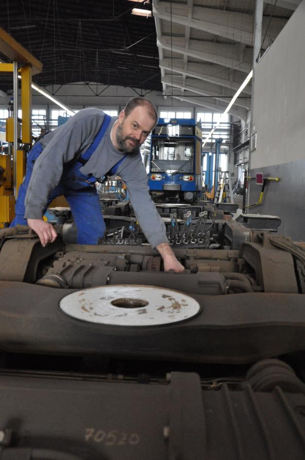 Abgebaut: Fahrzeugschlosser Torsten Krüger zeigt, wie das Fahrwerk einer Rostocker Straßenbahn des Typs 6N1 unter der blau lackierten Karosserie aussieht. Fotos: Katrin Zimmer Abgebaut: Fahrzeugschlosser Torsten Krüger zeigt, wie das Fahrwerk einer Rostocker Straßenbahn des Typs 6N1 unter der blau lackierten Karosserie aussieht. Fotos: Katrin Zimmer