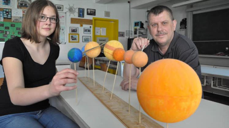 Das Prinzip der Gravitationskräfte zwischen den Planeten hat Nina Brauer längst verinnerlicht. Bei der Forschung zu den jüngst entdeckten Wellen unterstützt Klaus Viebranz die 15-Jährige.  