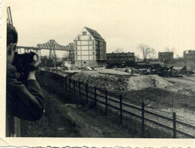 Das obere Foto (Besitz Johannsen) zeigt das zerstörte Versorgungs-Depot an der Alten Kieler Landstraße. Unten ein Auszug aus dem Logbuch des Navigators Ted Wearn mit den Daten über den letzten Luftangriff auf Rendsburg. 