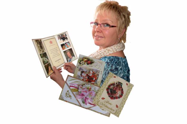 Giovanna Hagenstein fertigt alle Karten selbst an. In der Hand hält sie ein Antwortschreiben der Queen von 2012.  