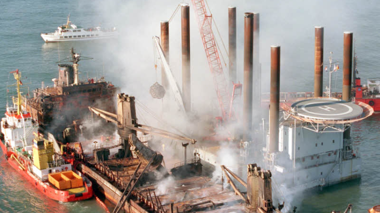 Löscharbeiten am Wrack der „Pallas“ im Jahr 1998: Die Havarie des Holzfrachters führte zu einer schweren Umweltkatastrophe.  