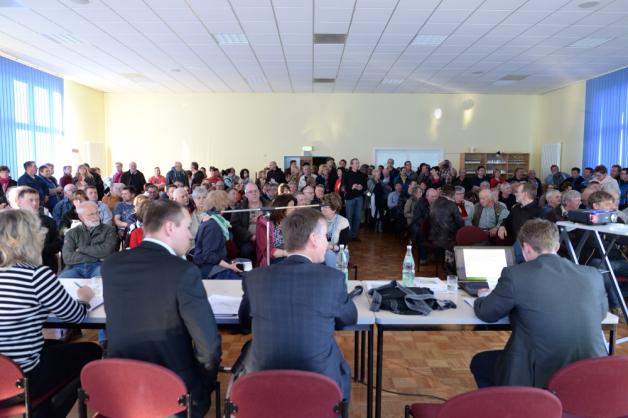 Sie halten nicht mehr still – hunderte Bürger kamen in den Saal der Gadebuscher Feuerwehr und machten ihrem Ärger Luft. Sie halten nicht mehr still – hunderte Bürger kamen in den Saal der Gadebuscher Feuerwehr und machten ihrem Ärger Luft.