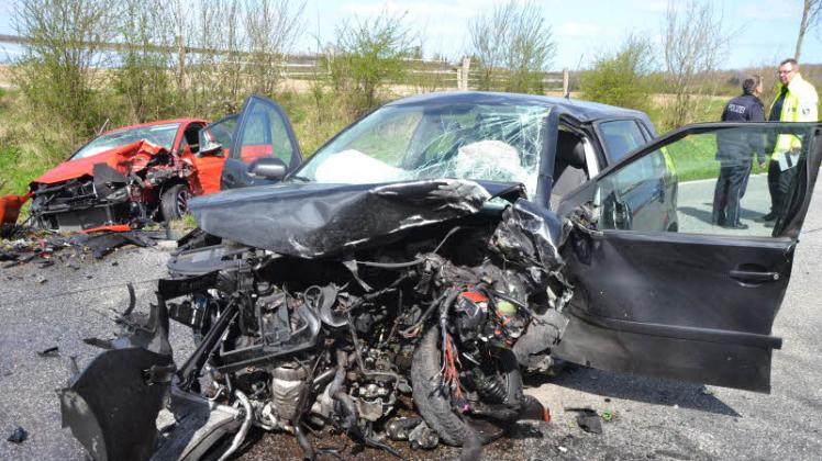 Ein misslungenes Überholmanöver  des Polo-Fahrers (vorn) ist nach Aussage der Polizei mutmaßlich die Unfallursache für den schweren Verkehrsunfall auf B  203. 