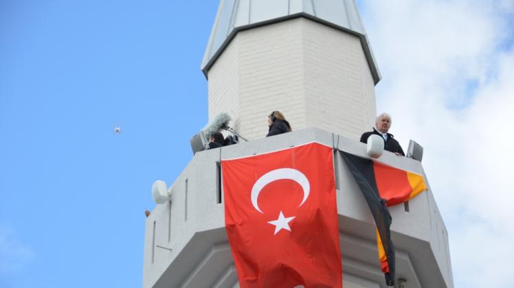 An der Brüstung wehen die türkische und die deutsche Fahne