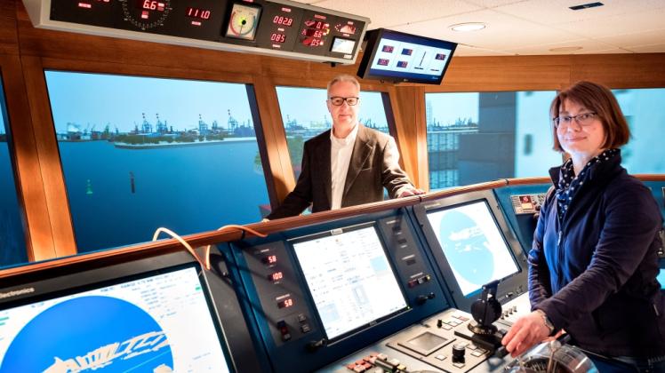 Das Maritime Simulationszentrum Warnemünde wurde von der MAR GmbH mitentwickelt und geliefert. MAR-Chef Rainer Schau und Technikinstruktor Cathleen Korte (Hochschule Wismar) auf der Brücke des Schiffsführungssimulators. Hier navigieren sie durch den virtuellen Hamburger Hafen.    