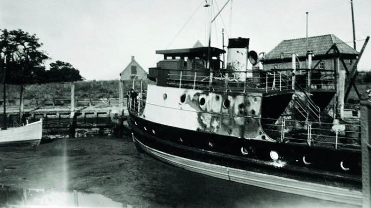 Die schwer beschädigte „Kapitäne Christiansen“ im Wyker Hafen. 