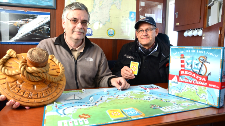 Knobeln gern um die Wette: Karsten Scheibe (links) und Burghard Seidel organisieren eine Spiele-Fahrt auf dem Scandlines-Schiff „Prins Joachim“ und freuen sich über zahlreiche Mitstreiter. 