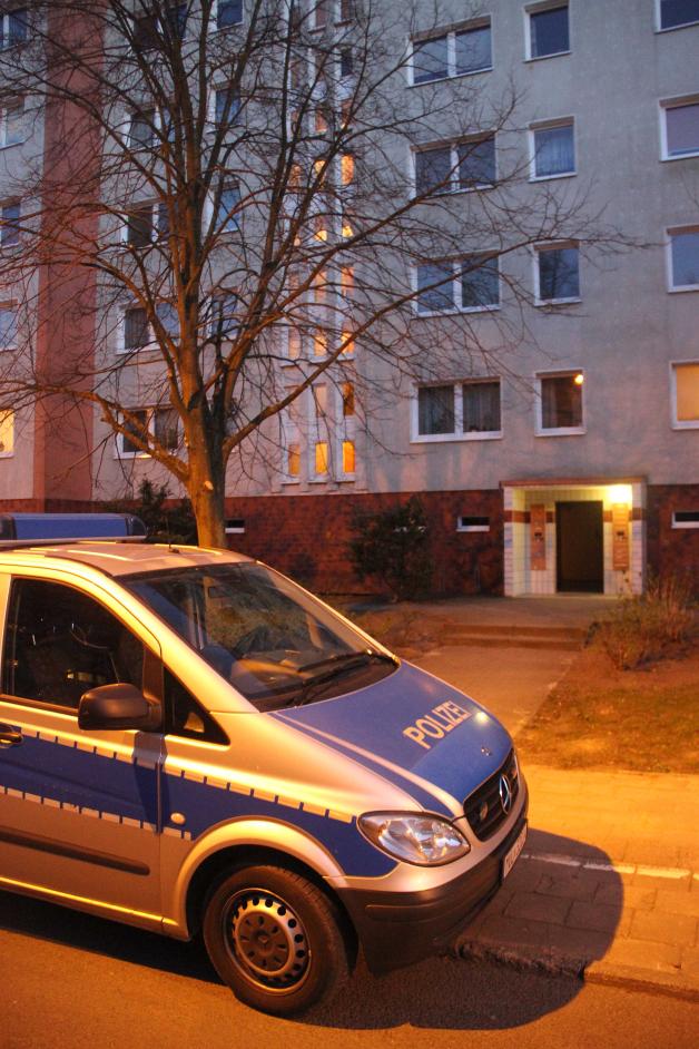 Nach Streit mit Freundin: 27-Jähriger schießt in Wohnung umher und vom Balkon: Polizei nimmt betrunkenen Randalierer in Rostock fest