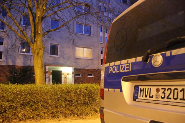 Nach Streit mit Freundin: 27-Jähriger schießt in Wohnung umher und vom Balkon: Polizei nimmt betrunkenen Randalierer in Rostock fest