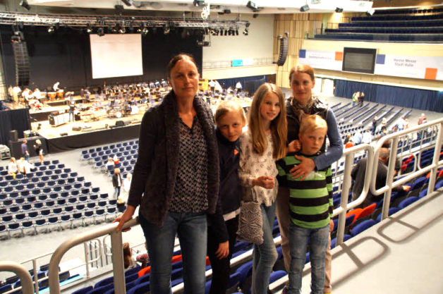 Das Konzert hat große und kleine Fans begeistert, wie Susanne Schweder (r.) mit ihren beiden Kindern Emil und Emma sowie Maren Hoene mit ihrer Tochter Magdalena