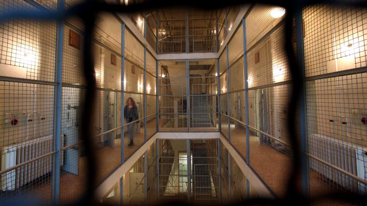 Eine Frau geht durch die Zellentrakte der 1953 errichteten Stasi-Untersuchungshaftanstalt in Dresden. Das unter Denkmalschutz stehende Haus ist heute eine Gedenkstätte.