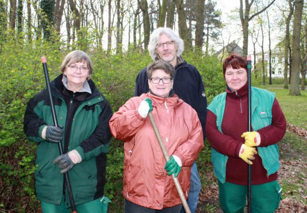 Frühjahrsputzinitiator Ulf Glende lobt die Mitarbeiterinnen vom Amt für Stadtgrün Ingrid Bade, Siegrid Sohlich und Monika Petersen (v. l.), die die Aktion jedes Jahr unterstützen.