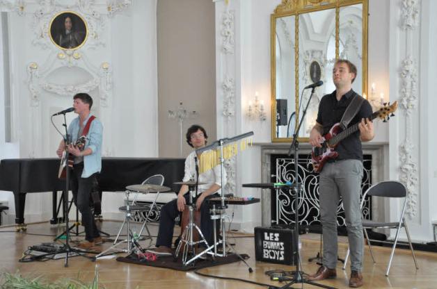 Schmissige Tanzmusik spielt die Rostocker Band Les Bummms Boys zum Auftakt der Jugendweihe-Saison im Barocksaal der Hansestadt.