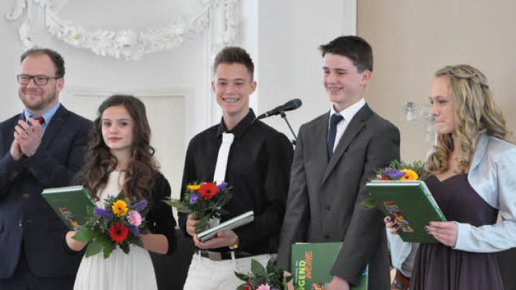 Zu ihrem Ehrentag gratuliert Sozialsenator Steffen Bockhahn (Linke) den Jenaplanschülern Emma Schmidt, Benjamin Glimm, Niklas Haas und Pauline Kössler (v. l.).