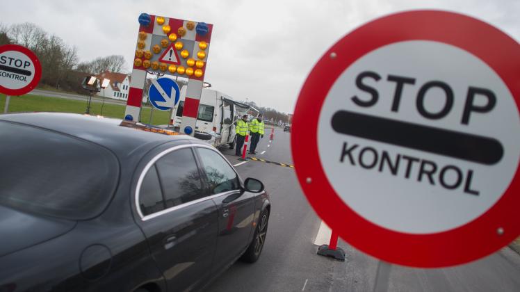 Übliches Verfahren am Grenzübergang Krusau: Zwei Polizisten schauen sich vor dem mobilen Grenzposten die Einreisenden an.