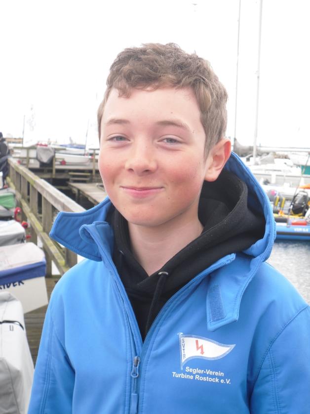 Das 14-jährige Segeltalent Malte Rackow vom Segelverein Turbine Rostock hofft auf kräftigen Westwind und eine schöne Welle während der Wettfahrten. Das 14-jährige Segeltalent Malte Rackow vom Segelverein Turbine Rostock hofft auf kräftigen Westwind und eine schöne Welle während der Wettfahrten.
