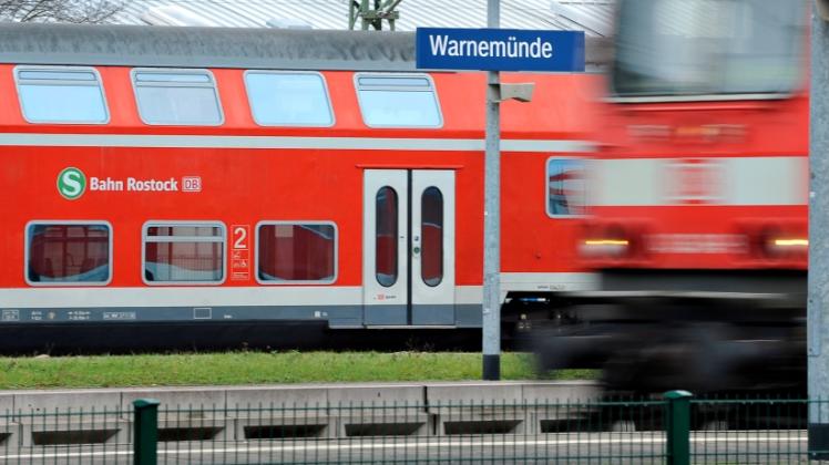 Der Bahnhof Warnemünde soll so umgebaut werden, dass auch Fernreisezüge an verlängerte Bahnsteige gut andocken können. Ab Sonnabend rollen erst einmal die S-Bahnen wieder. Minister Pegel gibt Freitag den Startschuss. 