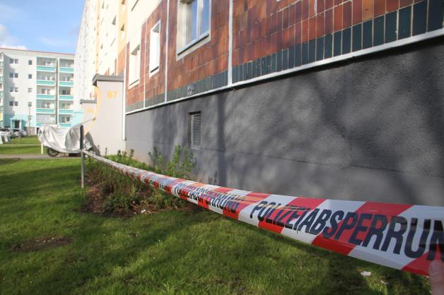 Kleines Mädchen überlebt 15-Meter-Sturz aus Wohnhaus in Rostock: 3-Jährige fällt beim Lüften aus 3. Stock
