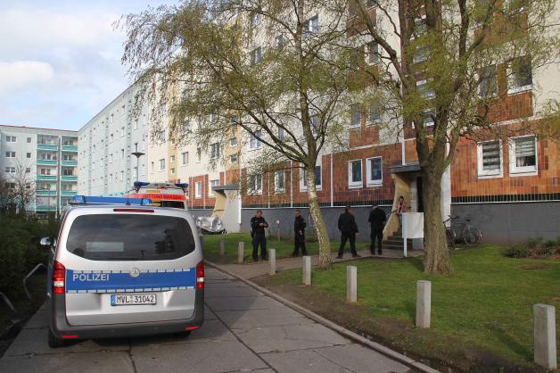 Kleines Mädchen überlebt 15-Meter-Sturz aus Wohnhaus in Rostock: 3-Jährige fällt beim Lüften aus 3. Stock
